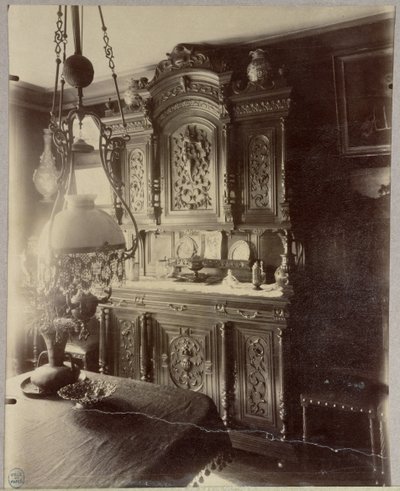 Interieur van het huis van een werknemer in de Louvre-winkels, rue St. Jacques, Parijs, 1910 door Eugène Atget